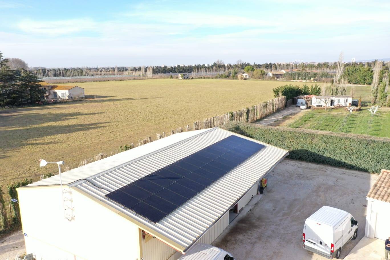 découvrez les avantages des hangars photovoltaïques : une solution innovante qui combine espace de stockage et production d'énergie renouvelable. optez pour une construction durable et participez à la transition énergétique tout en réduisant vos coûts d'électricité.