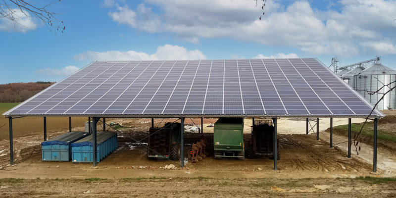 découvrez notre hangar solaire, un espace innovant alliant protection et durabilité. idéal pour stocker vos biens tout en bénéficiant de l'énergie solaire, ce hangar est conçu pour optimiser votre empreinte écologique.