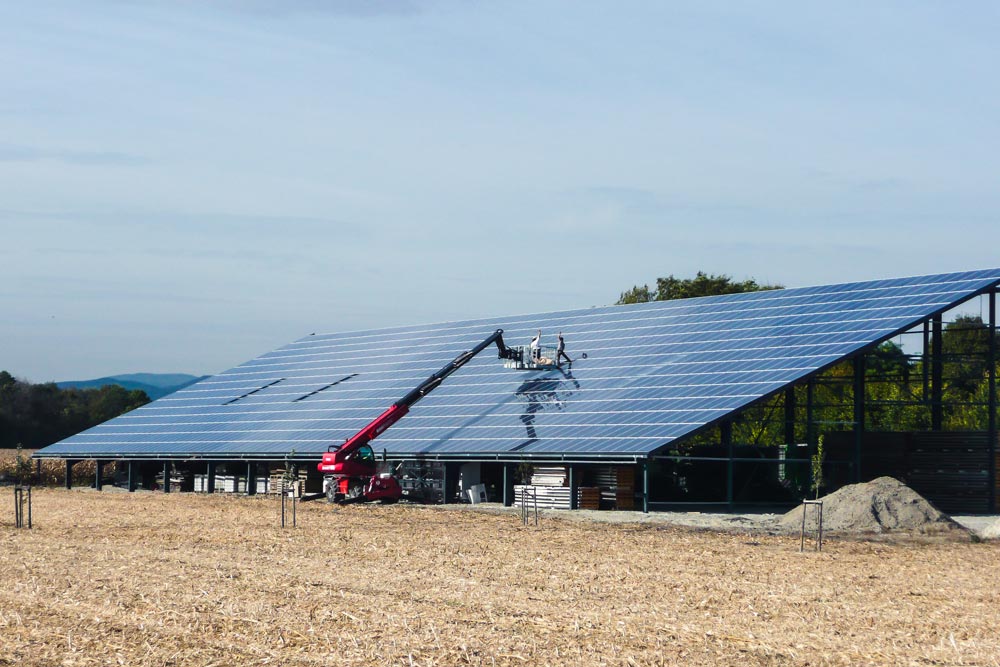 découvrez comment un hangar solaire particulier peut transformer votre espace en une source d'énergie renouvelable. optimisez votre consommation d'énergie tout en contribuant à la préservation de l'environnement.