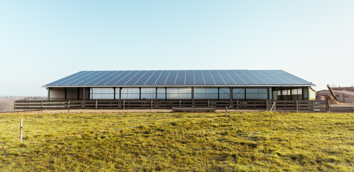 découvrez les avantages d'un hangar photovoltaïque, une solution innovante et durable pour produire de l'énergie solaire tout en optimisant l'espace de vos infrastructures. idéal pour les agriculteurs et les entreprises, associez performance énergétique et protection de vos biens.