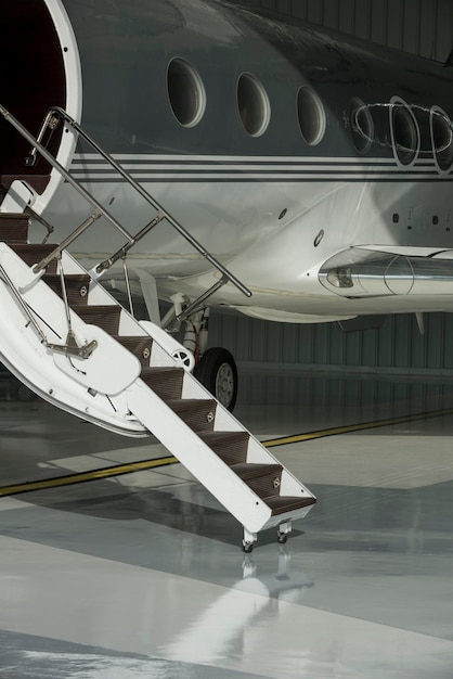 découvrez notre hangar privé, l'espace idéal pour stocker vos biens en toute sécurité. offrant un accès facile et des solutions sur mesure, ce hangar est parfait pour les particuliers et les entreprises cherchant à optimiser leur espace de rangement.