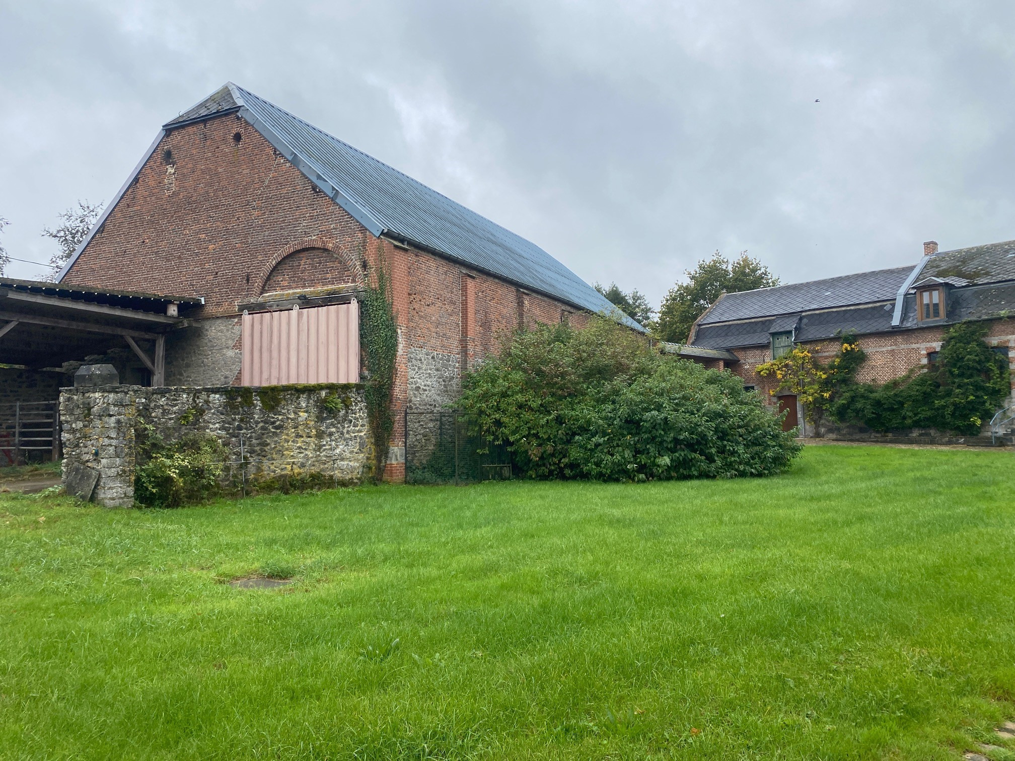 découvrez notre hangar rénové, un espace moderne et fonctionnel alliant charme et confort. idéal pour vos projets professionnels ou personnels, cet espace repensé offre de nombreuses possibilités d'aménagement. ne manquez pas l'occasion de transformer vos idées en réalité !