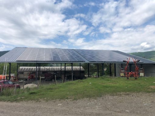 découvrez notre hangar solaire de 100 kwc, une solution innovante et durable pour optimiser votre consommation d'énergie tout en réduisant votre empreinte carbone. idéal pour les entreprises soucieuses de leur impact environnemental, ce hangar vous permet de bénéficier d'une énergie renouvelable et de réaliser des économies sur vos factures d'électricité.