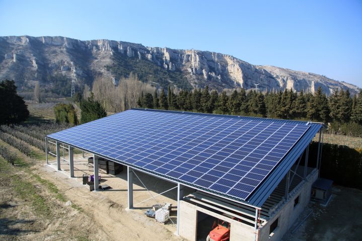 découvrez les avantages des hangars solaires : une solution durable et écologique pour abriter vos équipements tout en produisant de l'énergie renouvelable. optimisez vos espaces avec une structure innovante qui allie protection et performance énergétique.