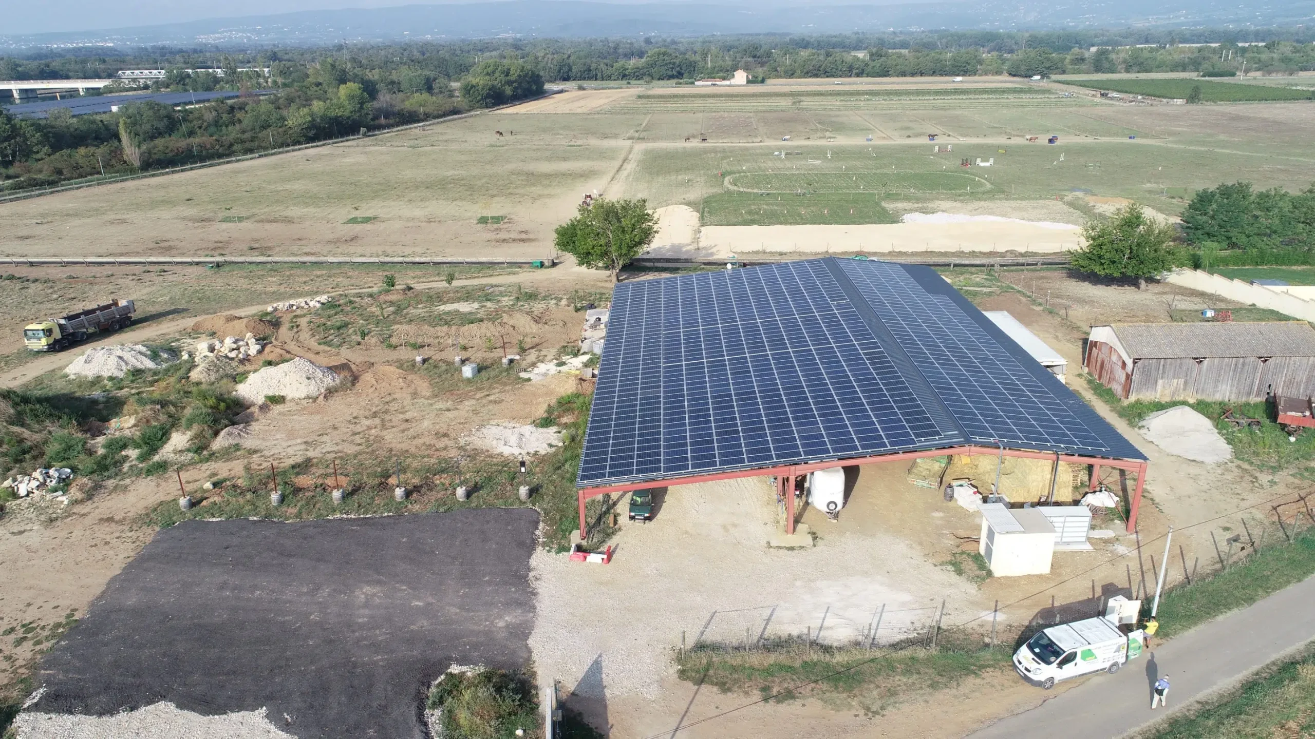découvrez notre hangar solaire, une solution innovante et écologique pour abriter vos véhicules ou équipements tout en réalisant des économies d'énergie. profitez d'un espace couvert, durable et respectueux de l'environnement grâce à notre technologie solaire avancée.