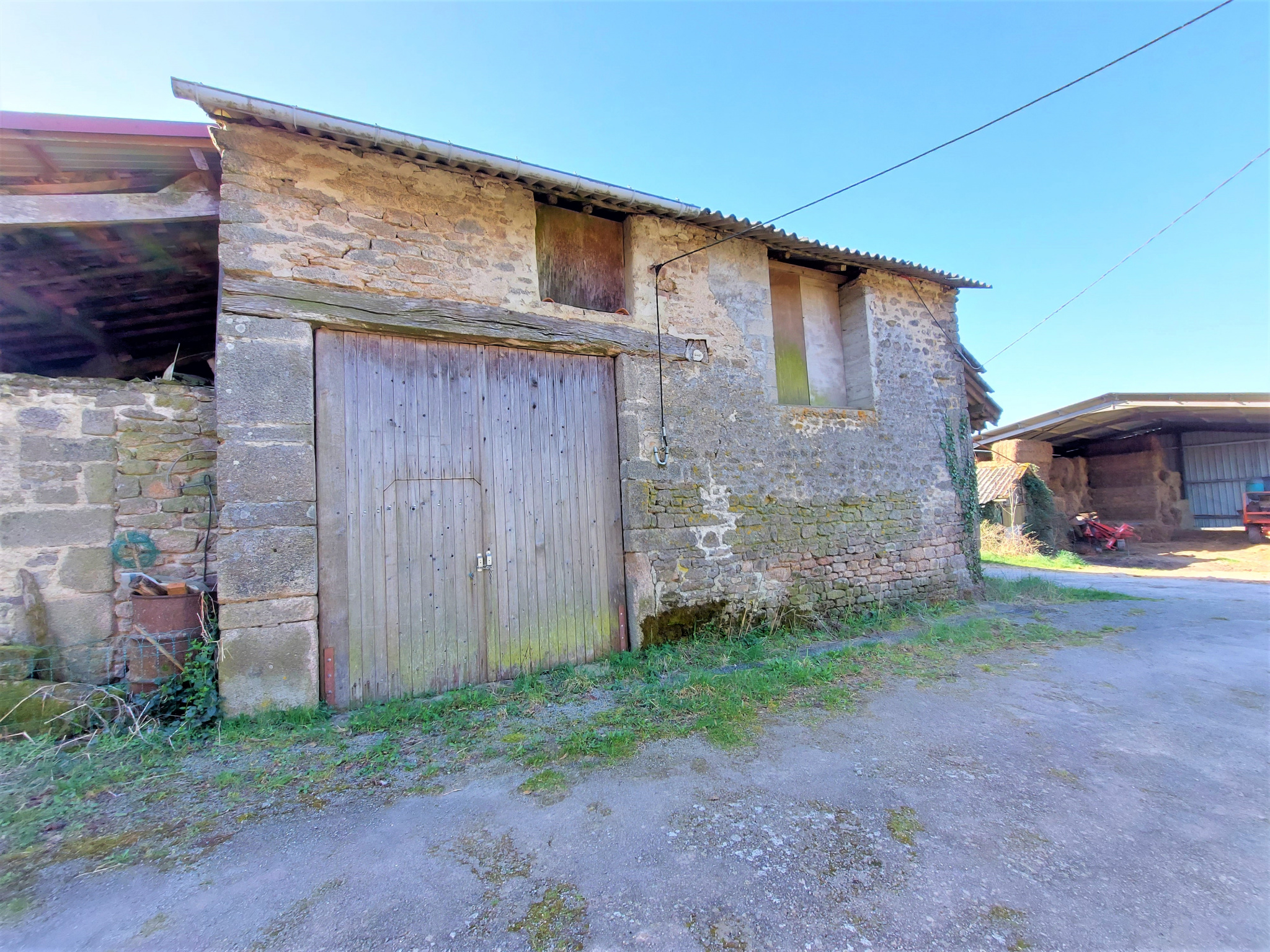 découvrez notre hangar sur terrain spacieux, idéal pour le stockage, l'atelier ou les projets divers. profitez d'un espace sécurisé et accessible pour toutes vos activités professionnelles ou personnelles.
