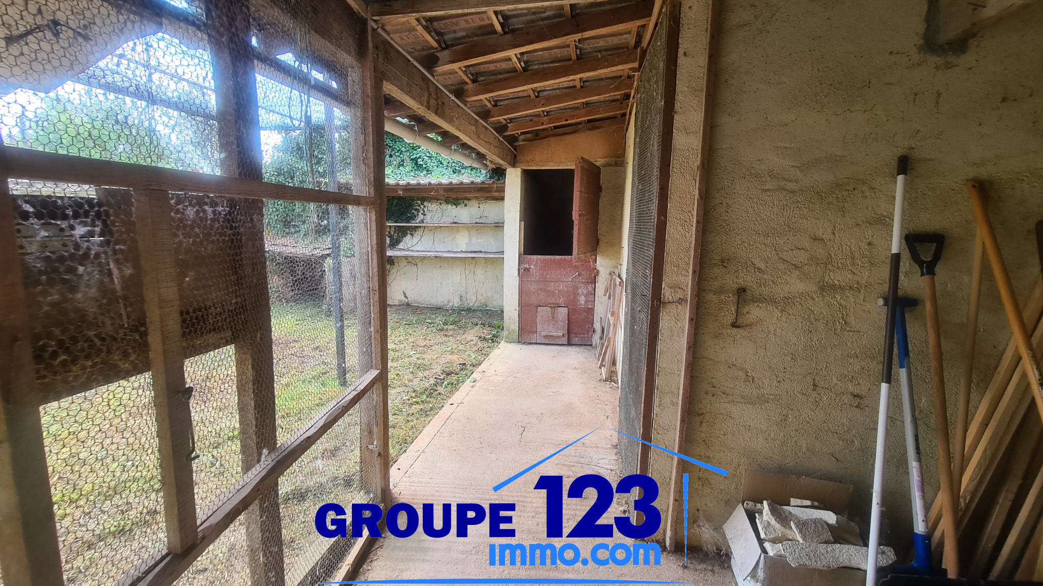 découvrez nos hangars à vendre sur terrain, parfaits pour le stockage, l'entreposage ou le développement d'activités commerciales. profitez d'espaces adaptés à vos besoins, avec un accès facile et des options de personnalisation.