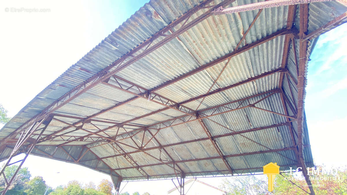 découvrez nos offres de hangars sur terrains variés, idéaux pour le stockage, l'agriculture ou des projets professionnels. profitez d'espaces sécurisés et adaptés à vos besoins.