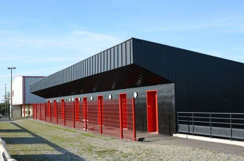 découvrez notre hangar sur terrain spacieux, idéal pour le stockage, les ateliers ou les activités industrielles. profitez d'un espace sécurisé et facilement accessible pour tous vos besoins professionnels.