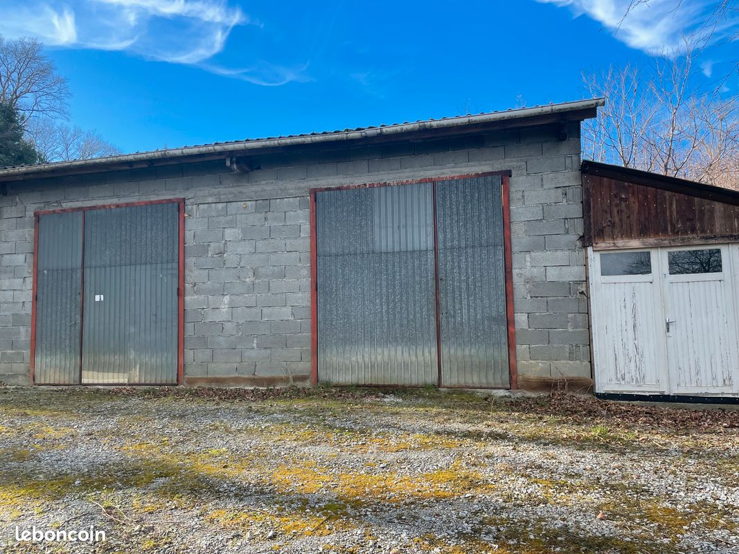 découvrez un hangar spacieux situé sur un terrain non constructible, idéal pour le stockage ou d'autres usages. profitez d'un espace sécurisé sans les contraintes de la construction.