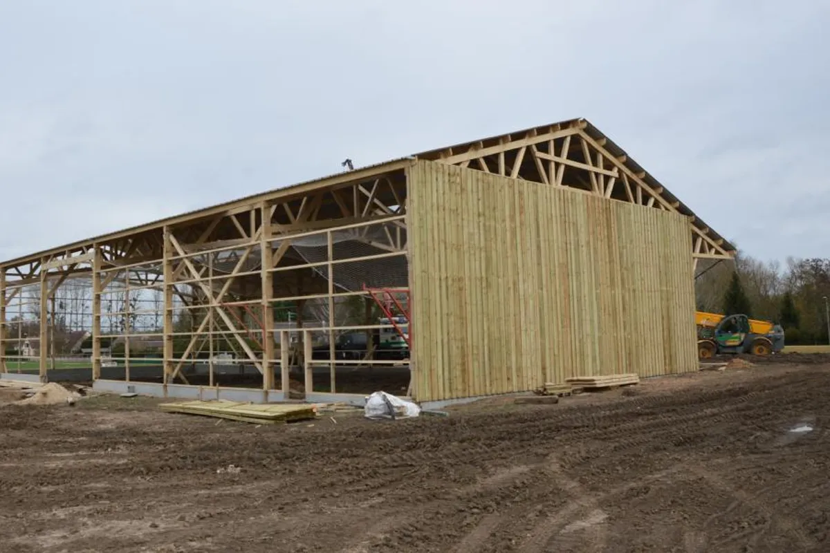 découvrez notre hangar situé sur un terrain non constructible, idéal pour le stockage et la logistique. profitez d'un espace sécurisé pour vos biens, avec un accès facile et des infrastructures adaptées à vos besoins.