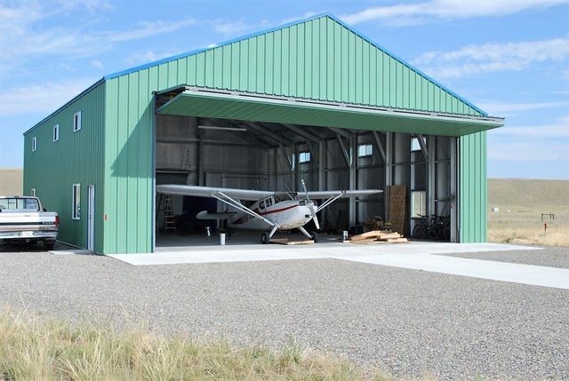 découvrez notre sélection de hangars polyvalents, adaptés à vos besoins de stockage ou d'espace de travail. robustesse, durabilité et design moderne, nos hangars sont la solution idéale pour protéger vos biens des intempéries.