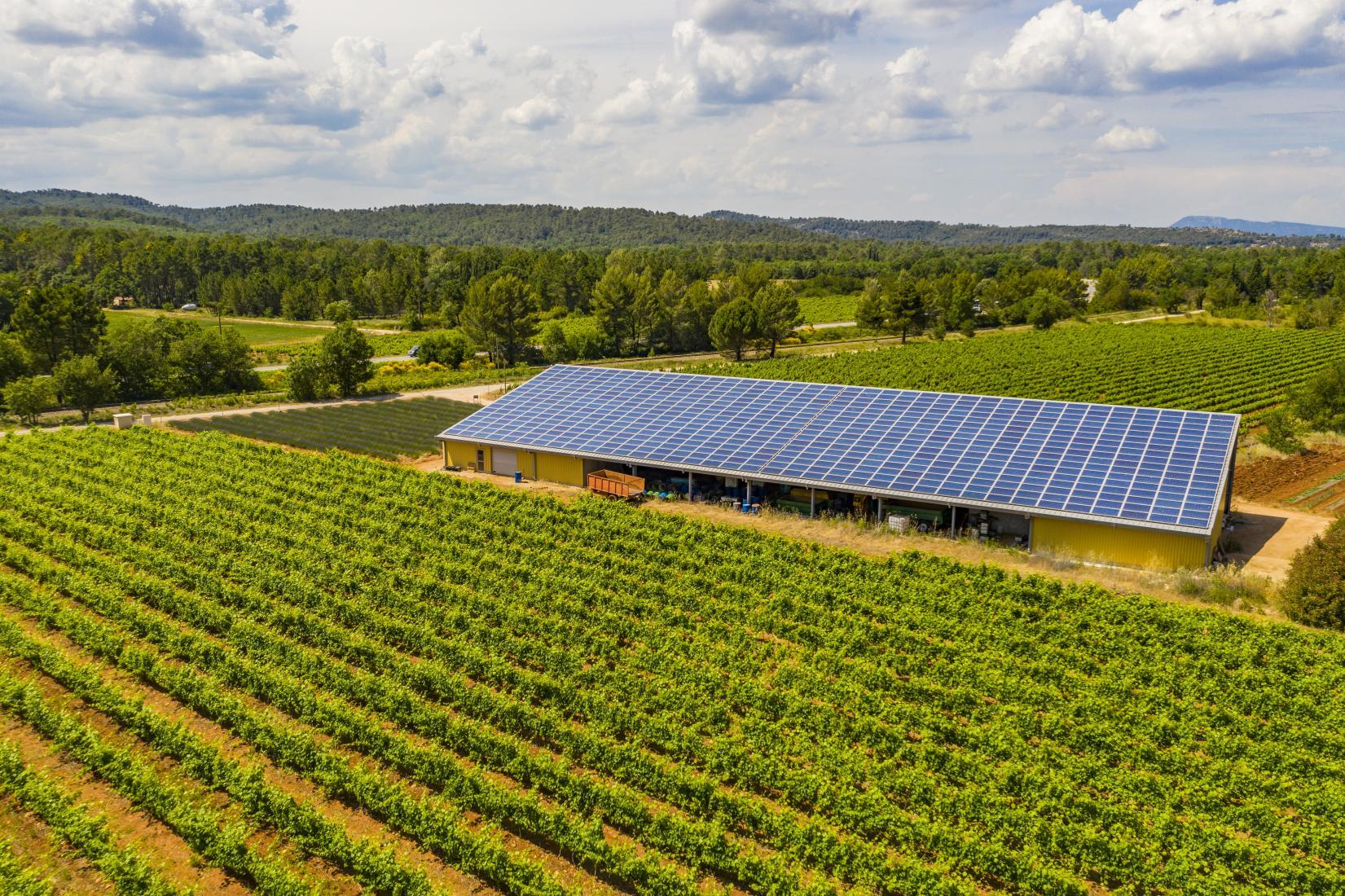 découvrez l'innovation durable avec nos hangars solaires, conçus pour maximiser l'utilisation de l'énergie renouvelable tout en offrant un espace de stockage sécurisé. idéals pour les exploitations agricoles et les entreprises, ces hangars combinent praticité et respect de l'environnement.