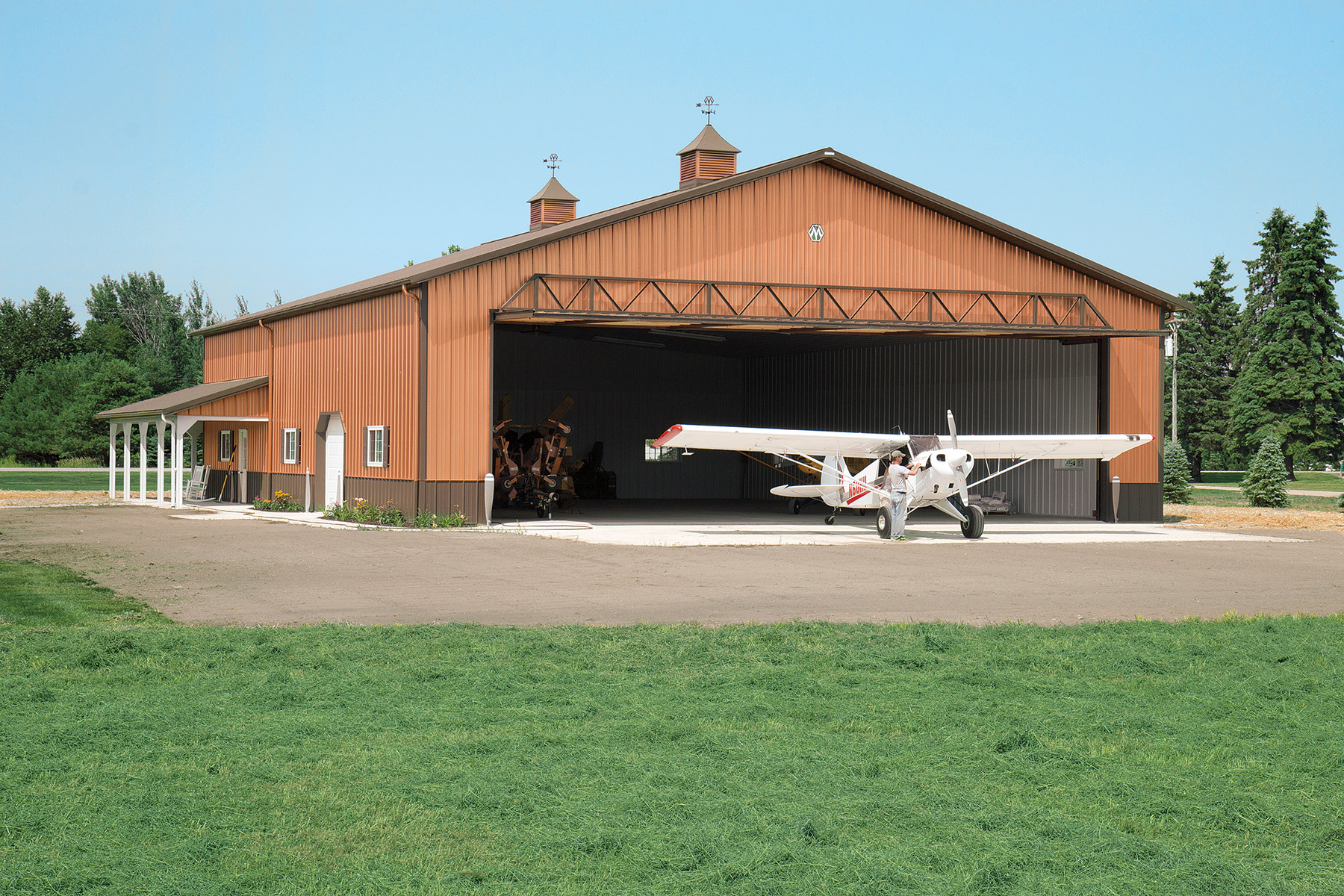 découvrez notre sélection de hangars adaptés à tous vos besoins, qu'il s'agisse de stockage, d'atelier ou d'abri pour vos véhicules. profitez de constructions robustes et durables, conçues pour résister aux intempéries et offrir un espace fonctionnel. transformez votre manière d'organiser votre espace extérieur avec nos hangars de qualité.