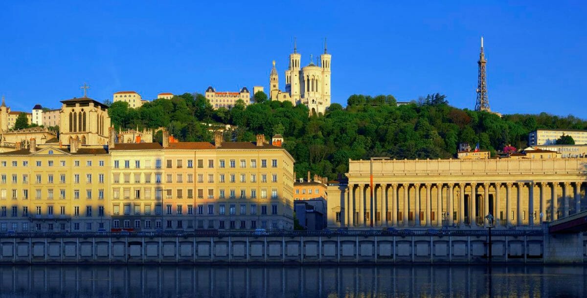 découvrez l'heure solaire à lyon, un guide pratique pour comprendre les différences entre l'heure légale et l'heure solaire. apprenez à profiter au maximum de vos journées grâce à des informations précises sur les cycles solaires dans cette belle ville.