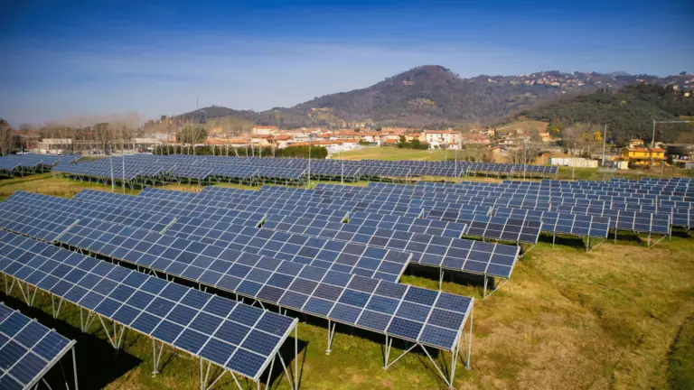 découvrez l'évolution fascinante des panneaux solaires, de leurs origines à leur impact sur notre avenir énergétique, et comment cette technologie révolutionnaire contribue à un monde plus durable.