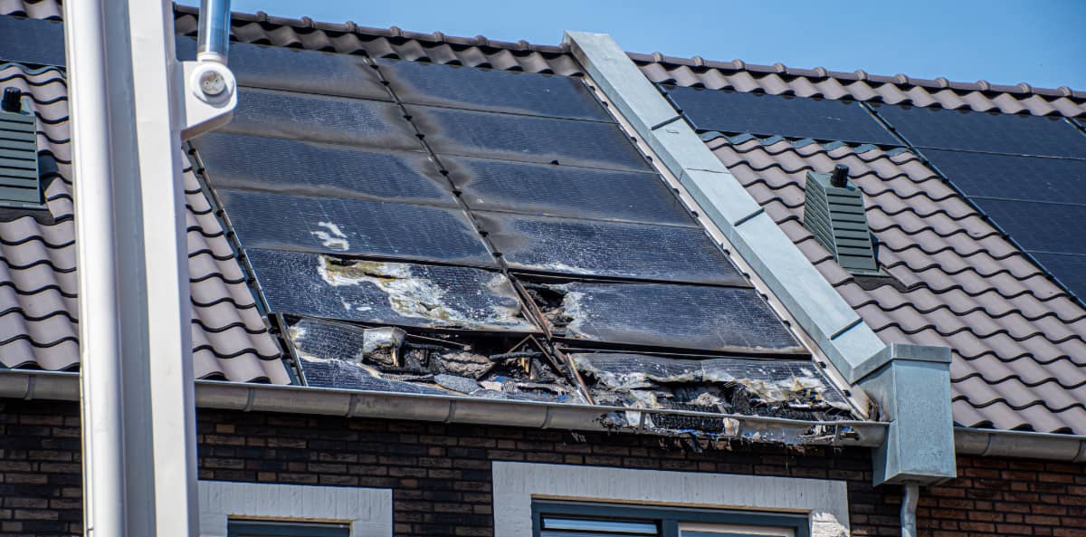 découvrez les risques d'incendie liés aux panneaux solaires et apprenez comment prévenir les accidents grâce à des installations sécurisées et un entretien adéquat.