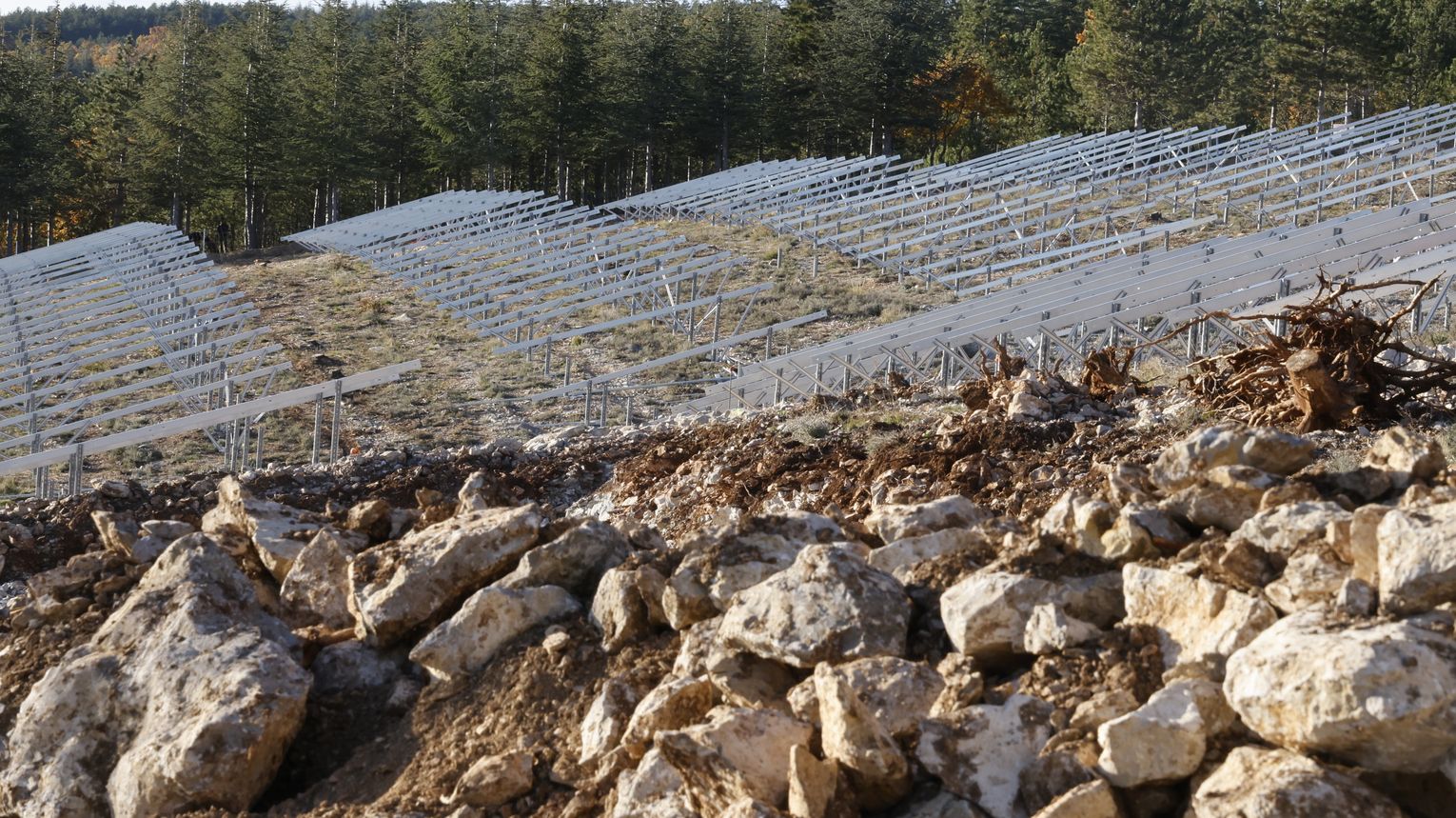 découvrez les causes, les risques et les mesures de sécurité liées aux incendies photovoltaïques. apprenez comment protéger vos installations solaires et assurer leur bon fonctionnement avec nos conseils d'experts.