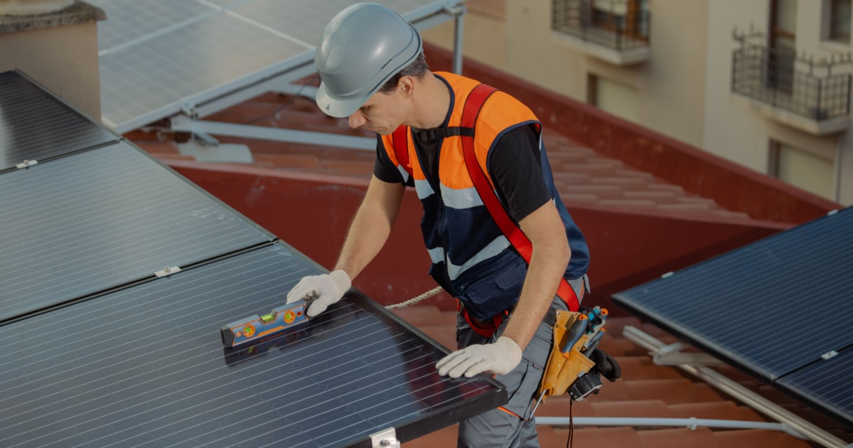 découvrez l'importance de l'inclinaison des panneaux solaires pour maximiser leur efficacité. apprenez comment un angle d'installation adéquat peut optimiser la captation de l'énergie solaire et réduire votre facture d'électricité.