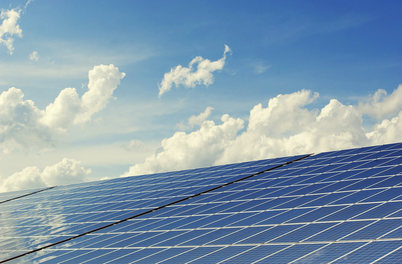 découvrez l'importance de l'inclinaison des panneaux solaires pour optimiser leur efficacité. apprenez comment ajuster l'angle de vos panneaux solaires en fonction de votre localisation pour maximiser la captation de l'énergie solaire et réduire vos factures d'électricité.
