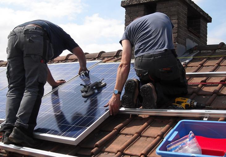 découvrez nos services d'installation photovoltaïque adaptés à vos besoins énergétiques. profitez d'une énergie propre et renouvelable tout en réduisant vos factures d'électricité grâce à notre expertise en panneaux solaires. contactez-nous pour un devis gratuit !