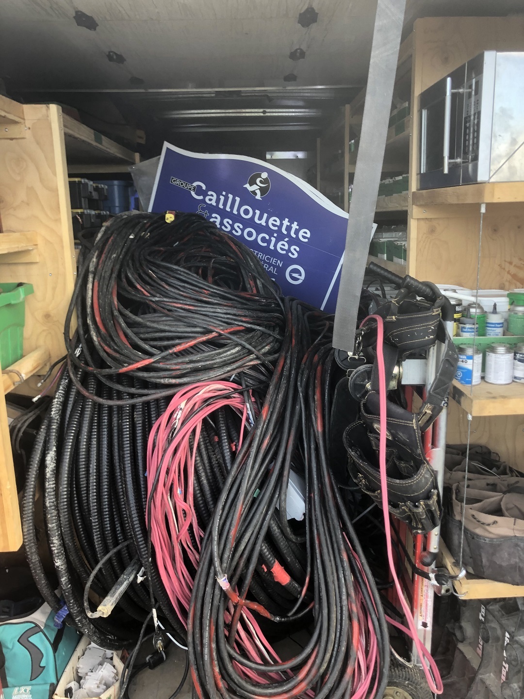 découvrez comment réaliser votre installation électrique diy facilement et en toute sécurité. suivez nos conseils pratiques, étapes détaillées et astuces pour transformer votre espace tout en maîtrisant les normes de sécurité. idéal pour les bricoleurs débutants et expérimentés.