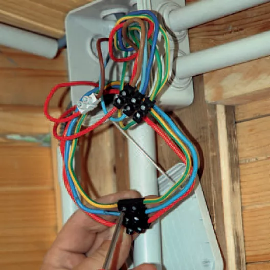 découvrez comment réaliser facilement votre installation électrique diy avec notre guide complet. conseils, astuces et étapes détaillées pour transformer votre espace en toute sécurité.