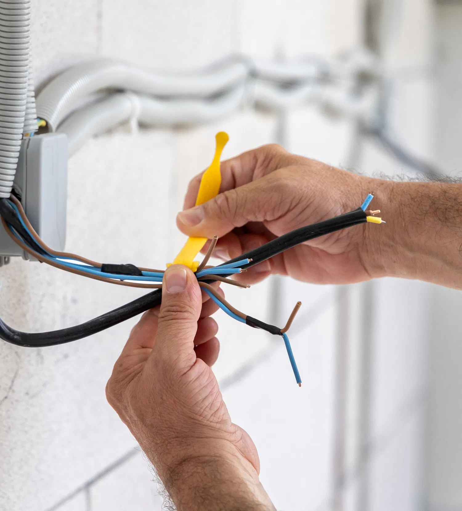 découvrez comment réaliser votre installation électrique diy facilement et en toute sécurité. suivez nos conseils pratiques et astuces pour créer un système électrique efficace, adapté à vos besoins et conforme aux normes.
