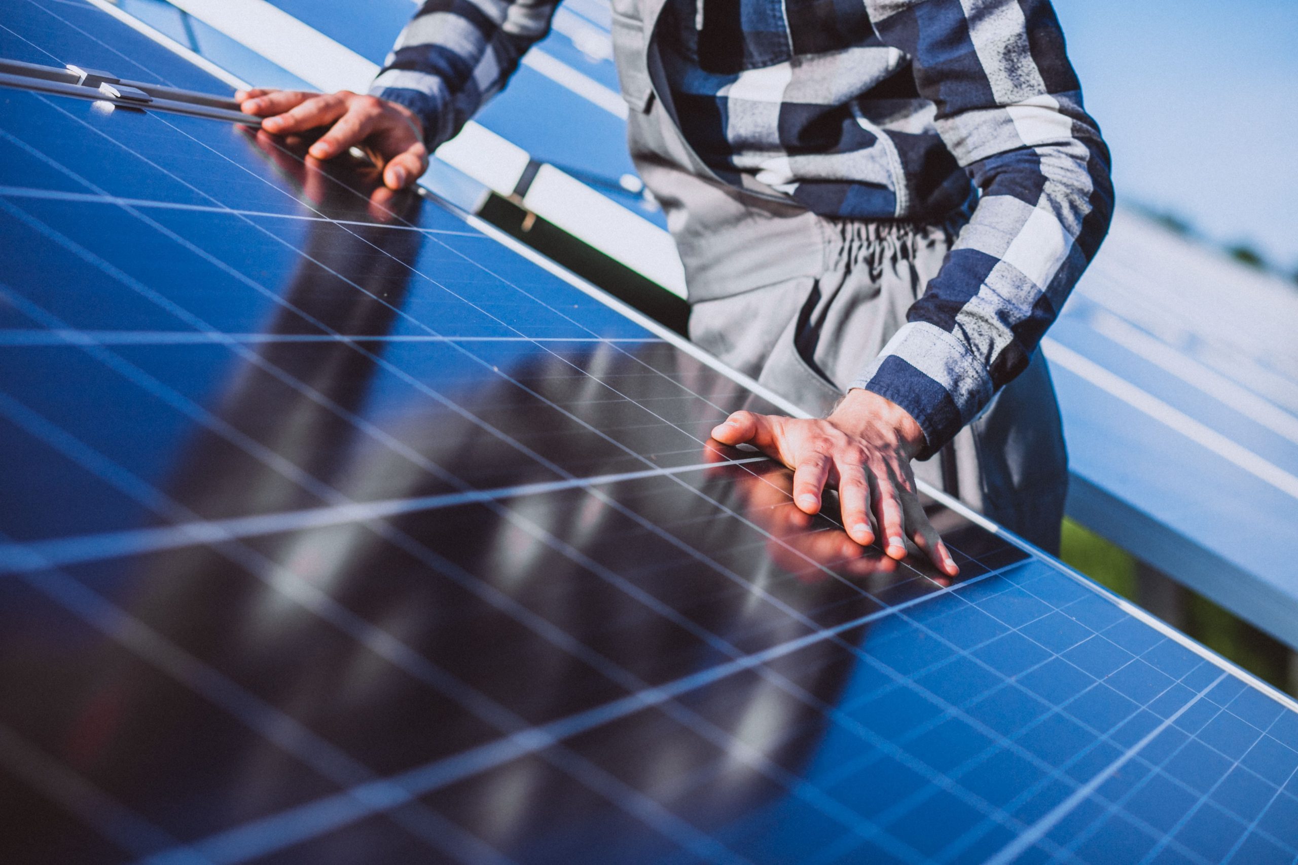 découvrez comment installer des panneaux solaires efficacement pour profiter d'une énergie renouvelable et réduire vos factures d'électricité. suivez nos conseils pratiques et informez-vous sur les étapes clés pour une installation réussie.