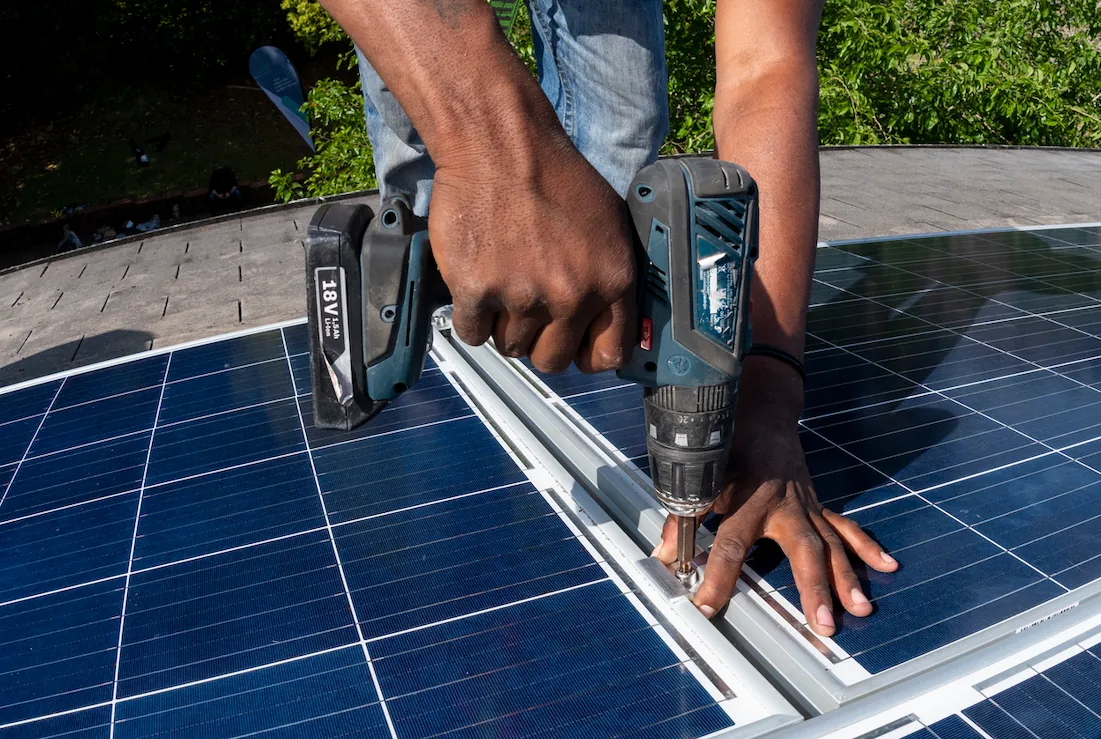 découvrez comment réaliser une installation solaire diy facilement et à moindre coût. suivez nos conseils pratiques, étapes détaillées et astuces pour produire votre propre énergie solaire tout en préservant l'environnement.