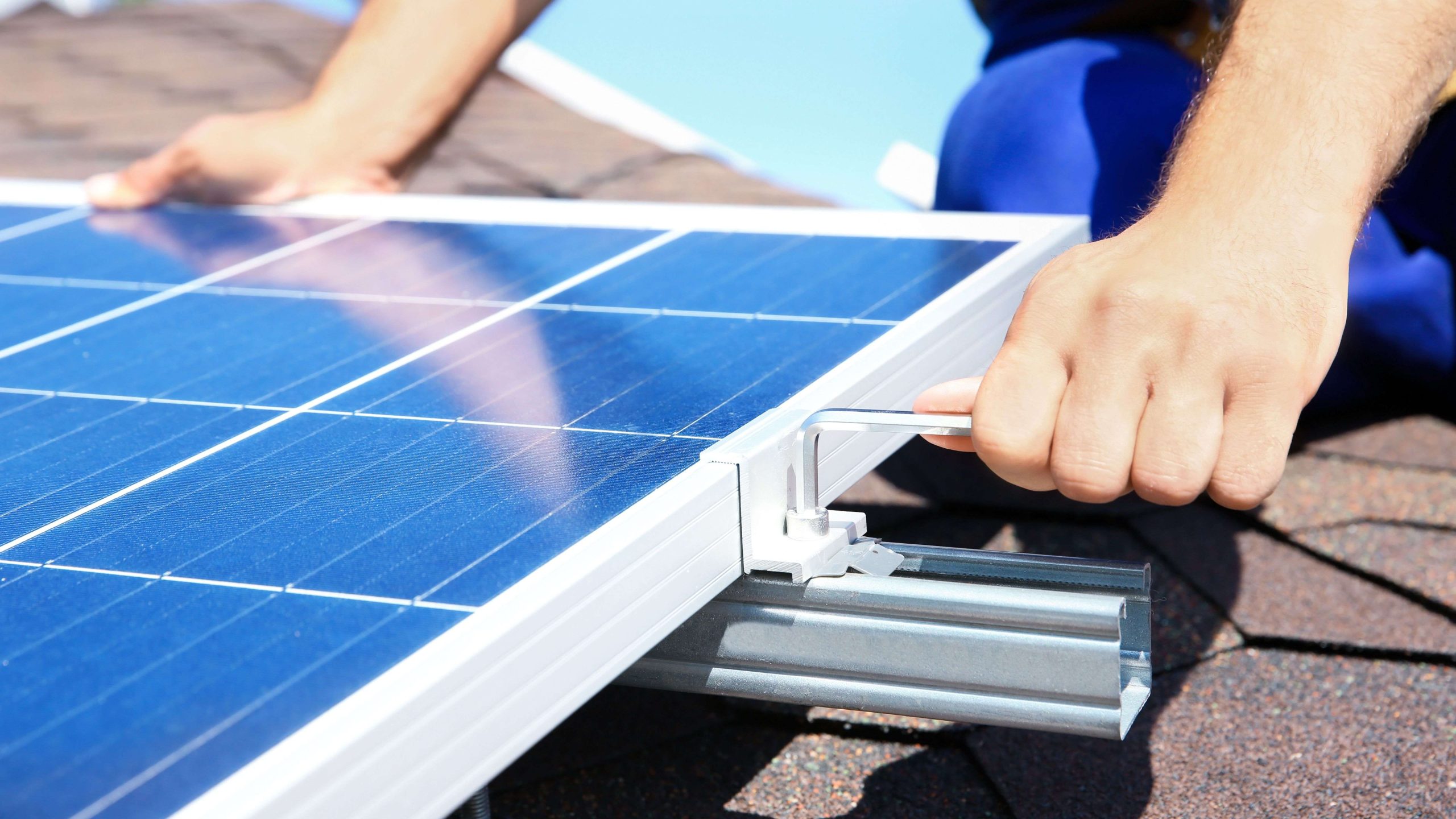 découvrez comment installer des panneaux solaires sur votre toit pour réduire vos factures d'énergie et contribuer à la protection de l'environnement. suivez nos conseils pratiques et nos étapes faciles pour un investissement durable et rentable.