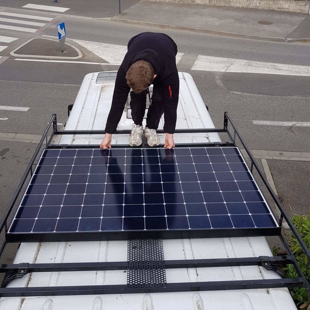 découvrez comment installer des panneaux solaires chez vous pour profiter d'une énergie renouvelable et réduire vos factures d'électricité. suivez notre guide étape par étape et faites un geste pour la planète tout en augmentant la valeur de votre maison.