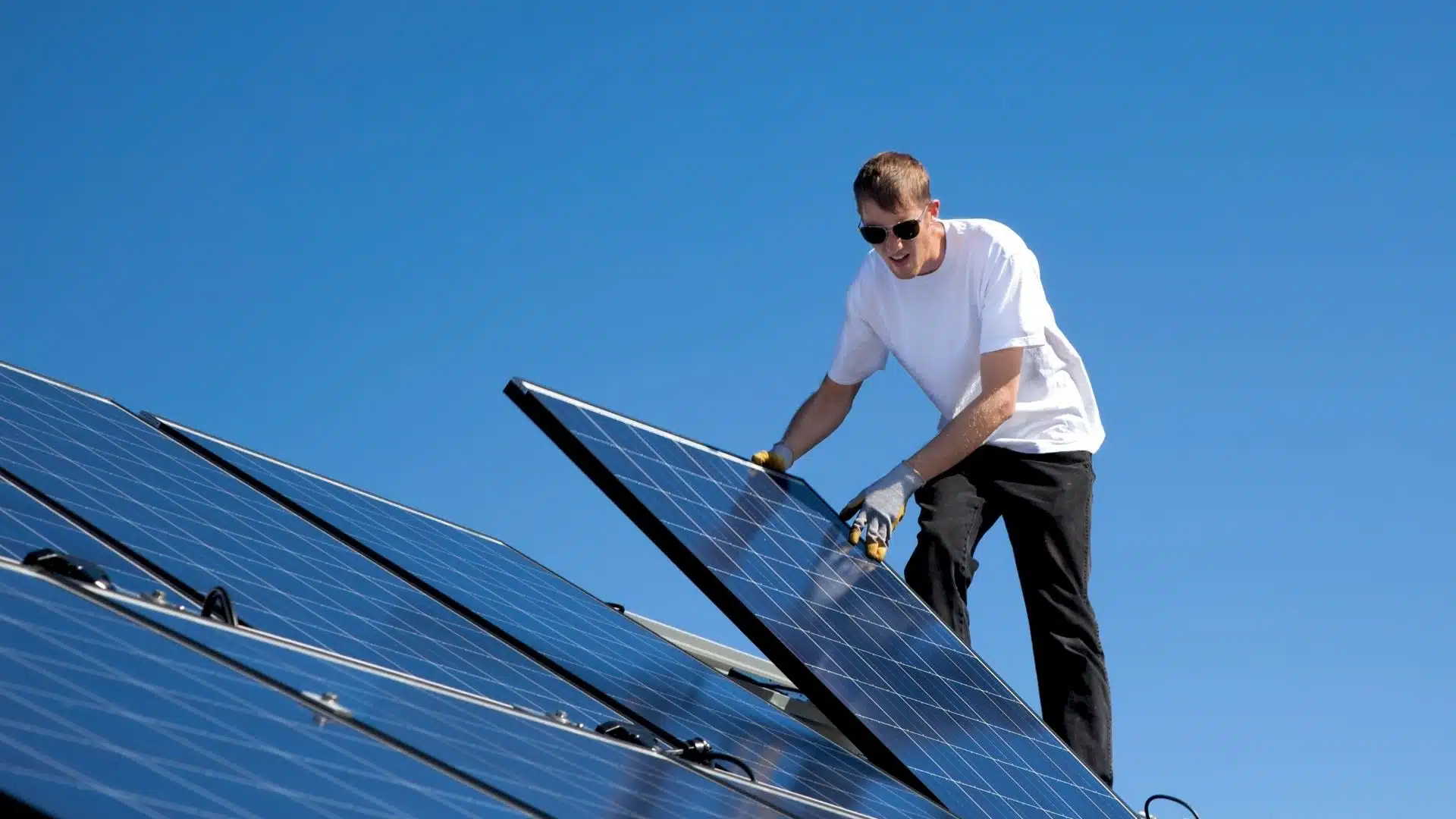 découvrez comment installer des panneaux solaires soi-même avec notre guide complet. des conseils pratiques, des étapes détaillées et des astuces pour maximiser l'efficacité de votre système solaire tout en réduisant vos coûts énergétiques.
