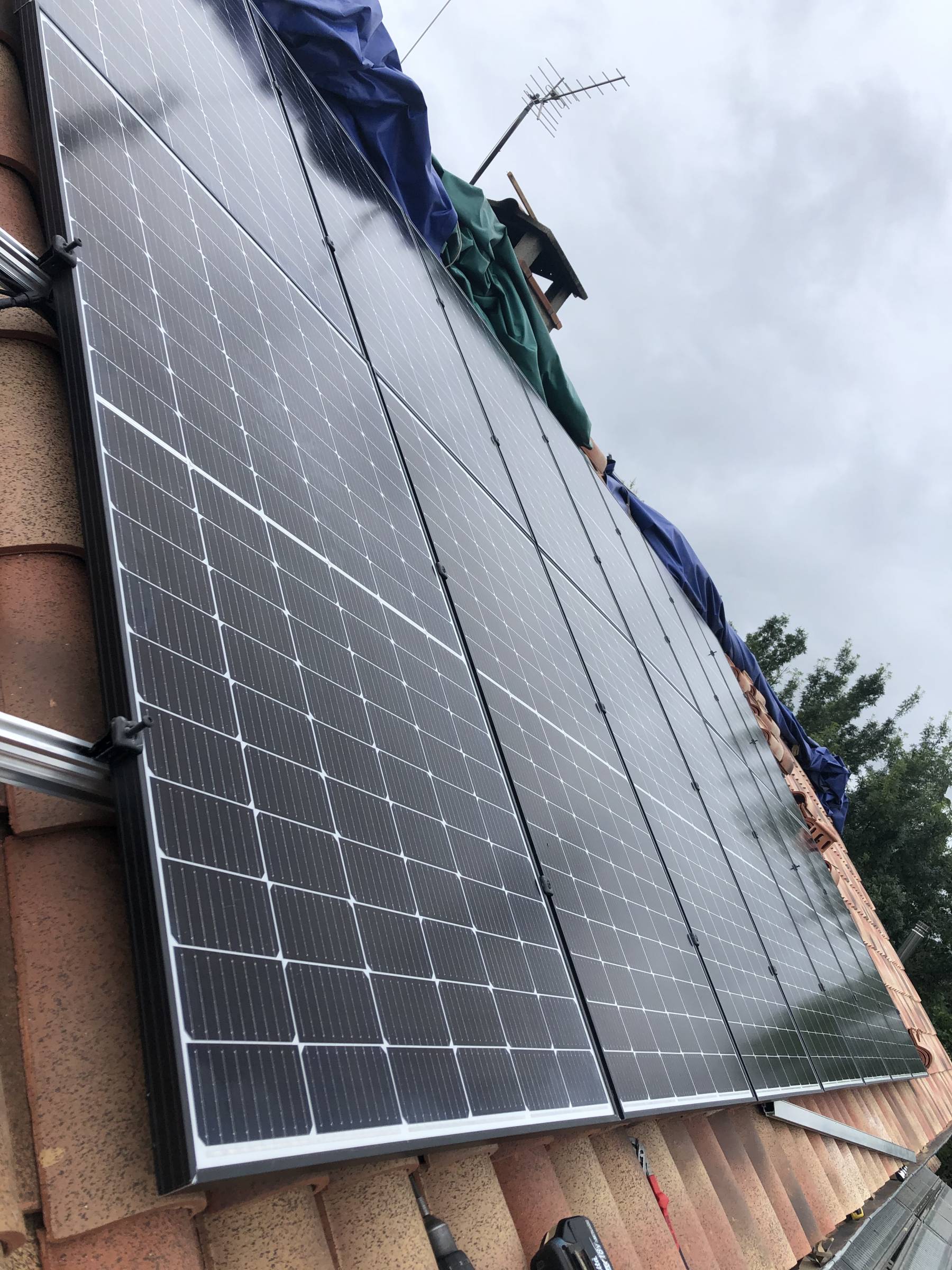 découvrez comment installer votre système photovoltaïque vous-même grâce à notre guide complet. suivez nos conseils pratiques et techniques pour rentabiliser votre investissement tout en contribuant à une énergie renouvelable durable.