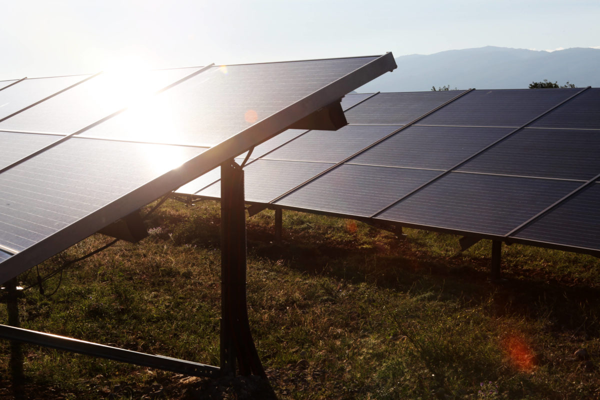 découvrez comment investir dans le solaire peut vous permettre de réaliser des économies d'énergie tout en contribuant à la transition écologique. explorez les opportunités du marché photovoltaïque et maximisez votre retour sur investissement grâce à des solutions innovantes et durables.