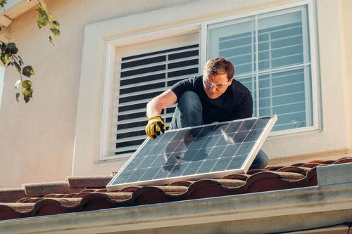 découvrez comment l'investissement dans des panneaux solaires peut réduire vos factures d'énergie tout en contribuant à un avenir durable. profitez des aides et des avantages fiscaux pour maximiser votre rendement énergétique.