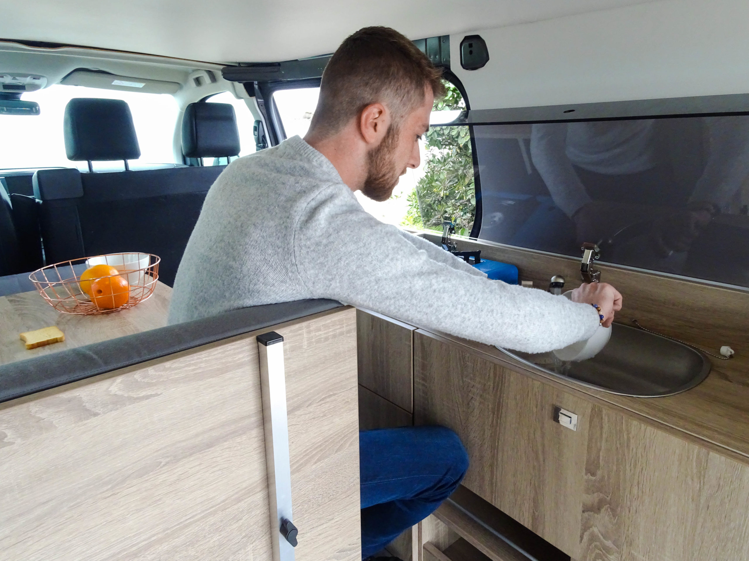 découvrez notre kit fourgon, idéal pour optimiser l'espace et le rangement de votre véhicule. transformez votre fourgon en un espace de vie fonctionnel et confortable, parfait pour vos voyages ou vos activités professionnelles. accédez à des solutions pratiques et innovantes pour tous vos besoins de transport.