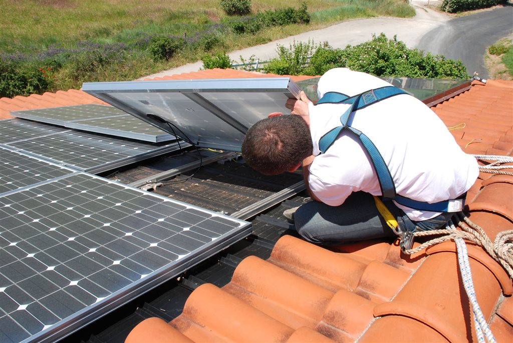 découvrez notre kit photovoltaïque diy, la solution parfaite pour produire votre propre énergie solaire. facile à assembler, ce kit vous permet de réduire vos factures d'électricité tout en contribuant à la protection de l'environnement. idéal pour les bricoleurs à la recherche d'une solution durable et économique.