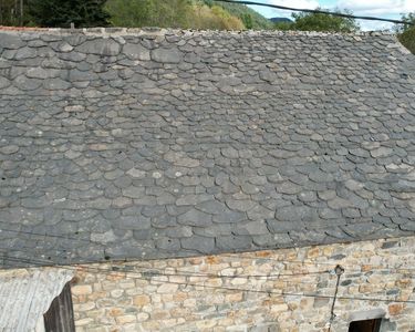découvrez tout ce qu'il faut savoir sur la lauze toiture : un matériau traditionnel et esthétique pour une couverture durable. apprenez ses avantages, son installation et son entretien pour protéger votre maison avec élégance.