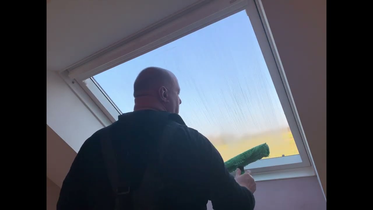 découvrez nos conseils pratiques pour laver vos fenêtres de toit velux et leur redonner tout leur éclat. apprenez les meilleures techniques, les outils nécessaires et les étapes à suivre pour un nettoyage efficace et sûr.