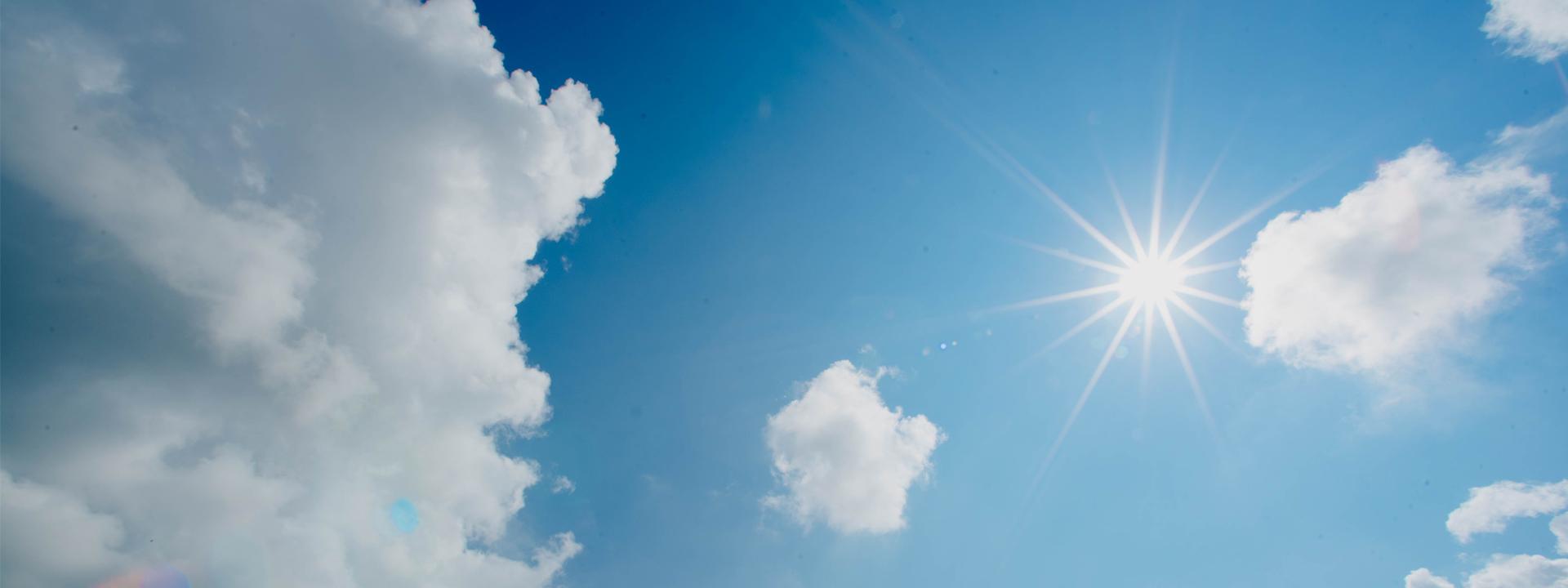 découvrez la magie du lever de soleil, un instant unique où la nature s'éveille dans un spectacle coloré. plongez dans la beauté des premières lueurs de l'aube et laissez-vous inspirer par cette harmonie entre ciel et terre.