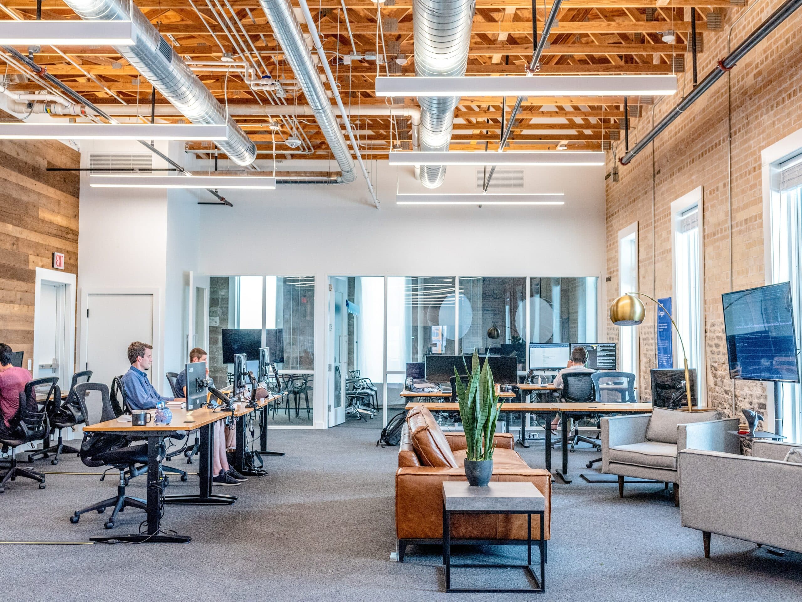 découvrez nos solutions de locaux professionnels adaptés à vos besoins. que ce soit pour un bureau, un espace de coworking ou un atelier, trouvez l'environnement idéal pour développer votre activité et favoriser la créativité de votre équipe.