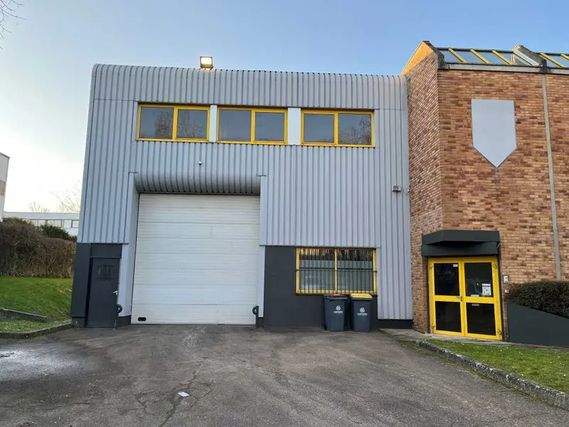 découvrez nos offres de location de hangars en île-de-france. bénéficiez d'espaces adaptés à vos besoins professionnels, avec un accès facile et des infrastructures modernes. contactez-nous pour trouver le hangar idéal à proximité de paris.