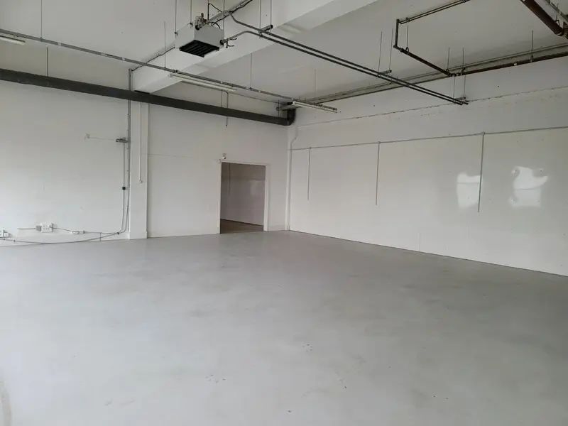 découvrez nos solutions de location de hangars en île-de-france. que ce soit pour le stockage, la logistique ou des besoins industriels, nous proposons des espaces adaptés à vos exigences. contactez-nous pour un devis personnalisé et optimisez votre espace dès aujourd'hui !