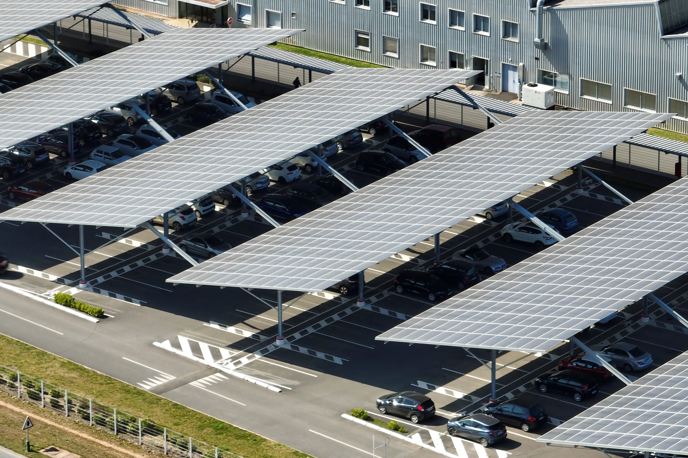 découvrez les dernières réglementations sur les panneaux solaires en france. informez-vous sur les lois en vigueur, les aides financières et les avantages pour les propriétaires souhaitant investir dans l'énergie solaire.