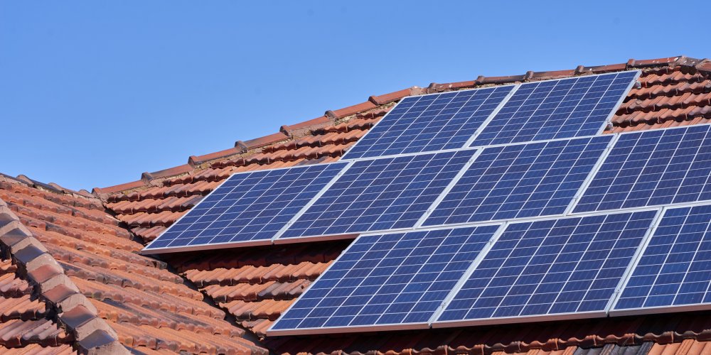 découvrez la loi solaire, une réglementation essentielle qui favorise l'utilisation de l'énergie solaire en france. apprenez comment elle encourage les installations photovoltaïques, simplifie les démarches administratives et soutient la transition énergétique vers des sources renouvelables.