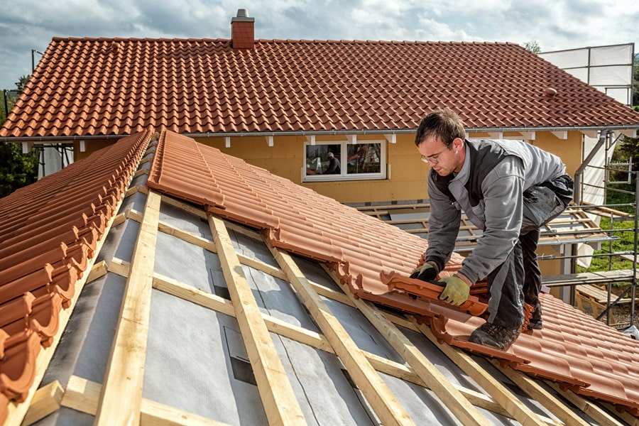 découvrez m2 toiture, votre expert en travaux de couverture. que ce soit pour la pose, la rénovation ou l'entretien de votre toiture, notre équipe qualifiée vous garantit des prestations de qualité et des matériaux durables. protégez votre maison avec nos services professionnels adaptés à vos besoins.