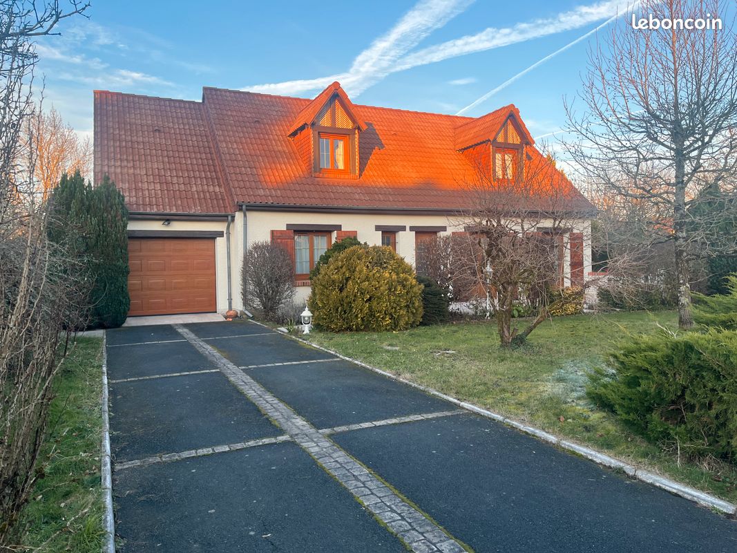 découvrez cette spacieuse maison de 150m2, idéale pour les familles à la recherche de confort et de luminosité. avec ses pièces généreuses, son jardin privatif et son emplacement privilégié, cette demeure saura répondre à toutes vos attentes. faites de votre rêve un réalité !