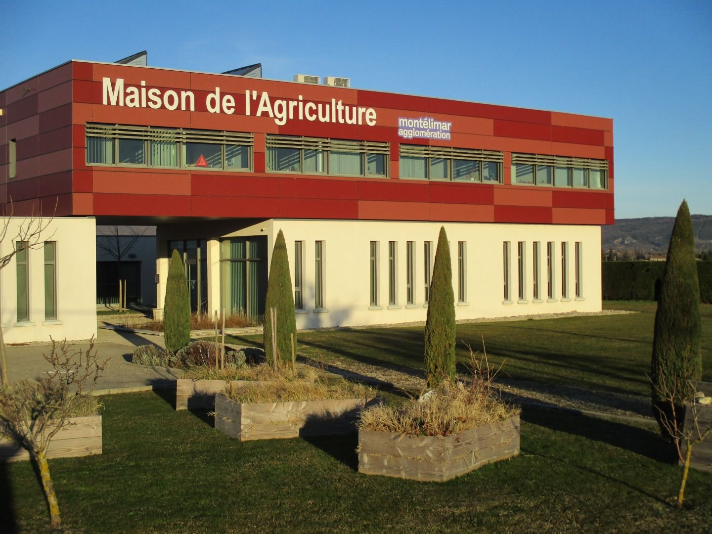 découvrez le charme unique d'une maison d'agriculteur, offrant un cadre authentique au sein de la nature. ce havre de paix allie tradition et modernité, idéal pour les amoureux de la terre et de la tranquilité.