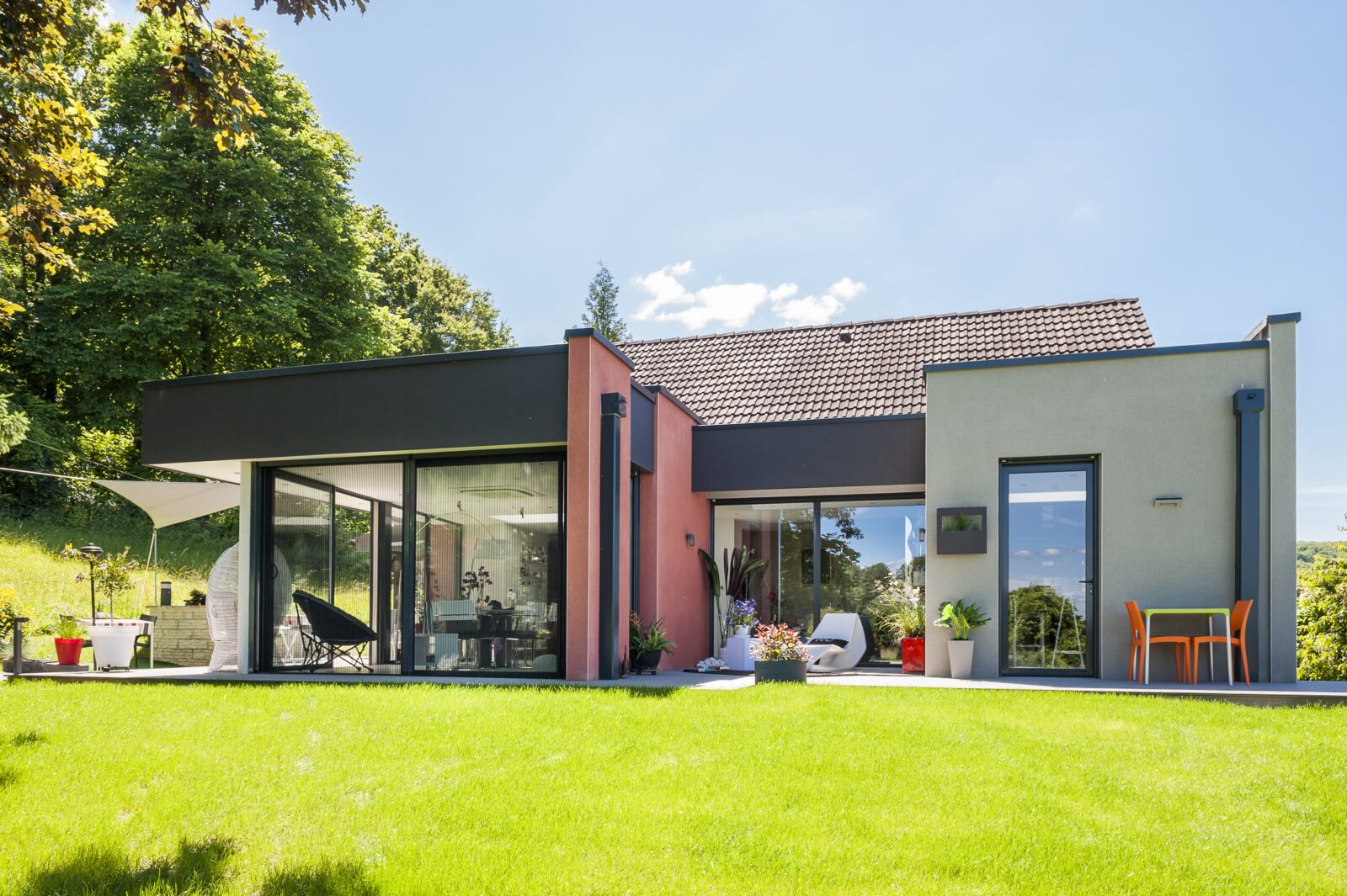 découvrez le concept innovant de la maison autonome, un habitat écologique et durable qui produit sa propre énergie, utilise des ressources renouvelables et offre un mode de vie indépendant tout en préservant l'environnement. transformez votre quotidien en adoptant un style de vie écoresponsable.